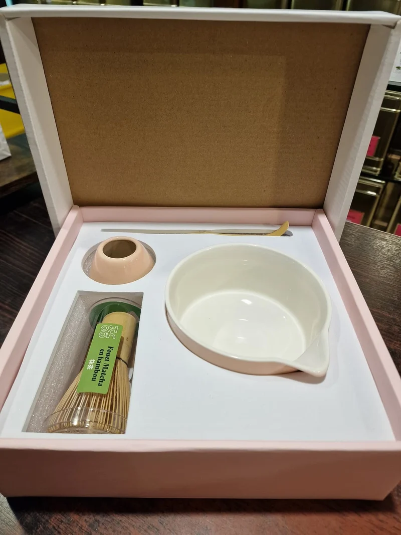 Matcha Set Sakura Geschenkbox mit Keramikschale & Bambusbesen