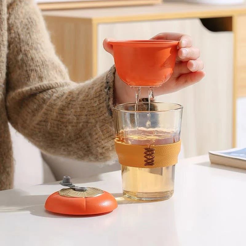 Steep & Sip – Teebereiter für den Schreibtisch mit Porzellan-Teesieb und Glasstrohhalm