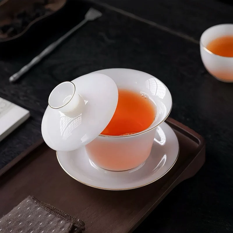 Komplett hochwertiges Gaiwan-Set aus weißem, eisgebranntem Jade-Porzellan mit luxuriöser Tragetasche