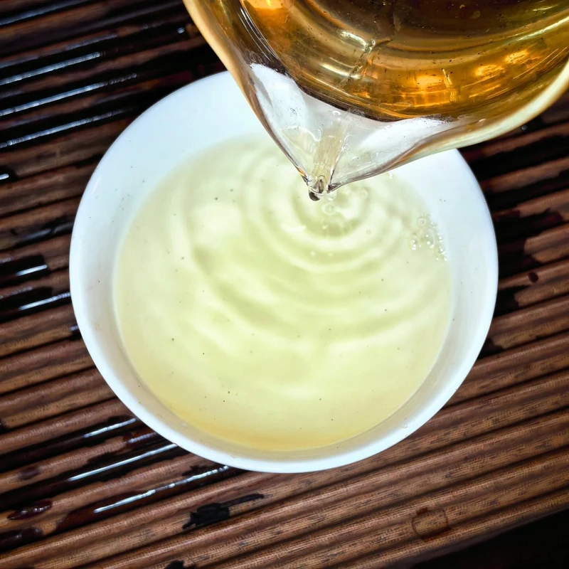 Geräucherter Pingjiang Yancha Gelber Tee