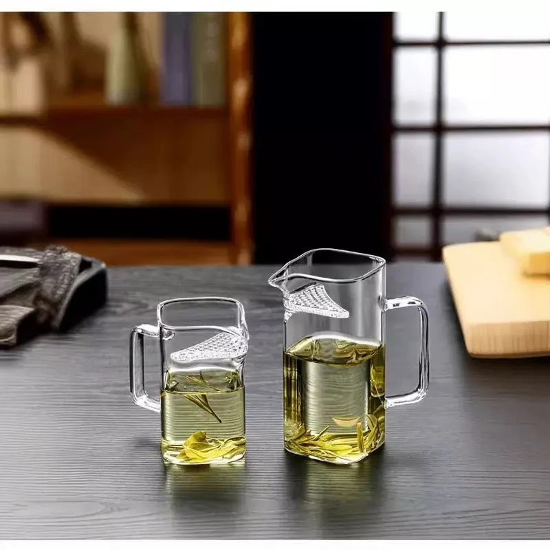 Moderne quadratische Teekanne aus Glas mit Sieb