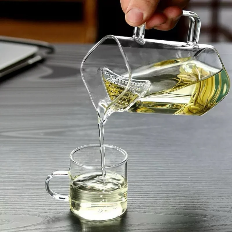 Moderne quadratische Teekanne aus Glas mit Sieb
