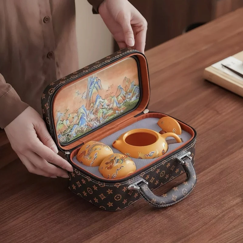 Goldener Drache & Phönix – Tragbares Teeset aus gelber Yixing-Ton-Teekanne