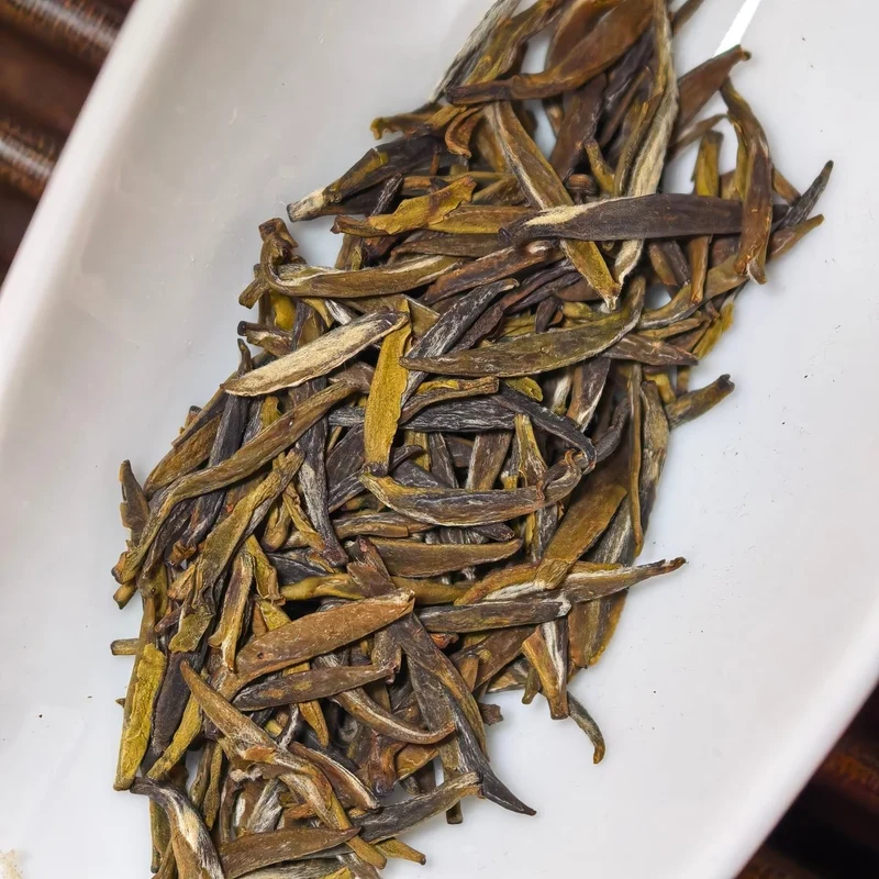 Handgemachter Mengding Huangya Gelber Tee
