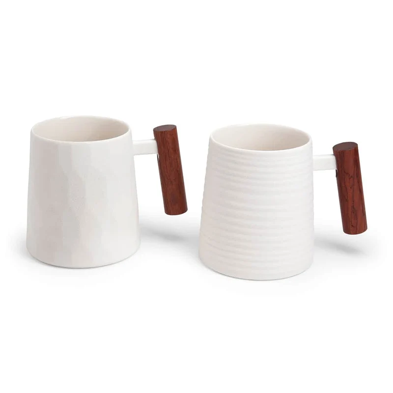 Becher „Blanca“ mit Holzgriff – Porzellan