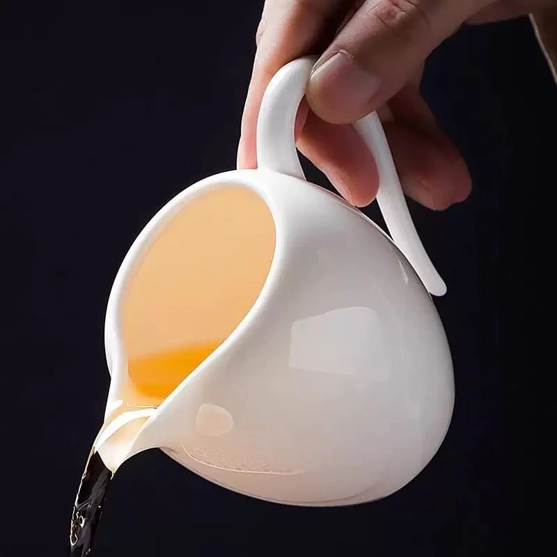 Silent Pour – Reinweiße Porzellan-Schale / Teekanne