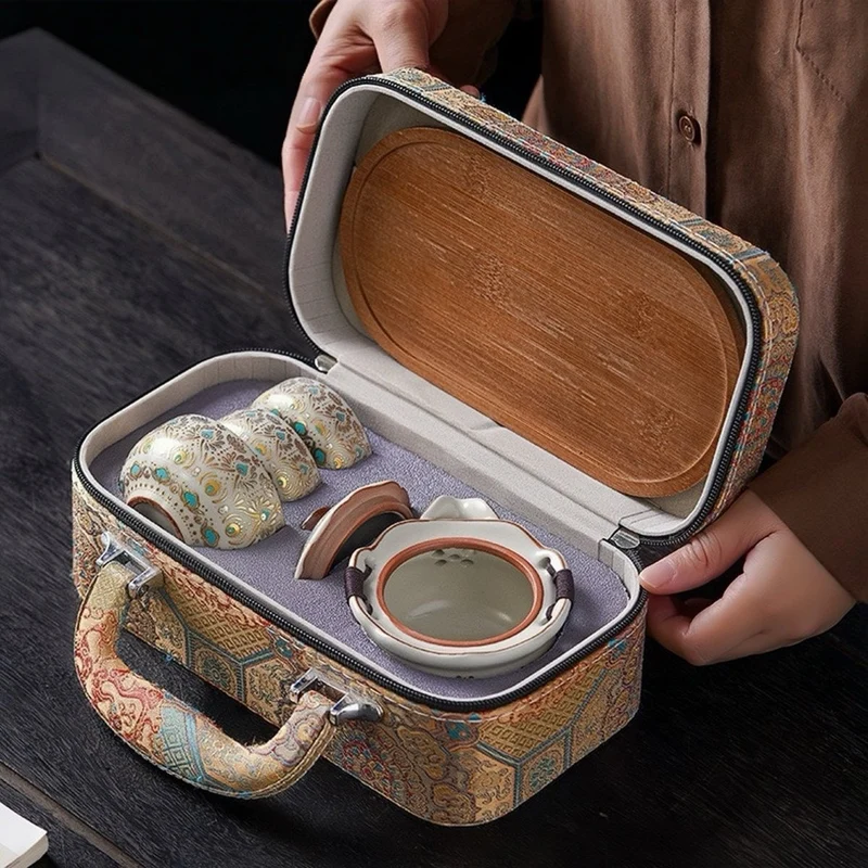 Golden Peacock – Ru Kiln Clay Teeservice mit bestickter Reisetasche