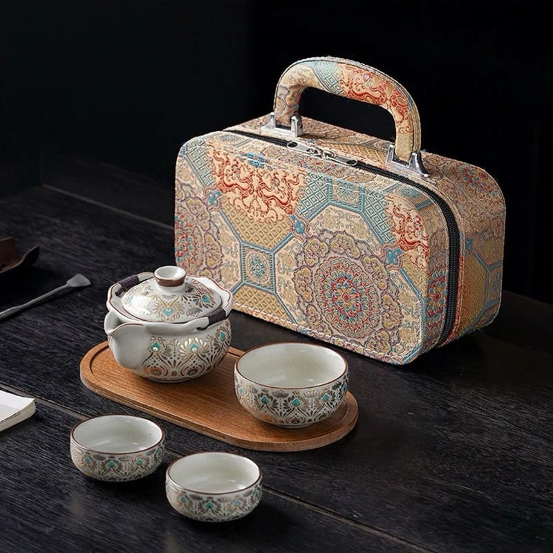 Golden Peacock – Ru Kiln Clay Teeservice mit bestickter Reisetasche