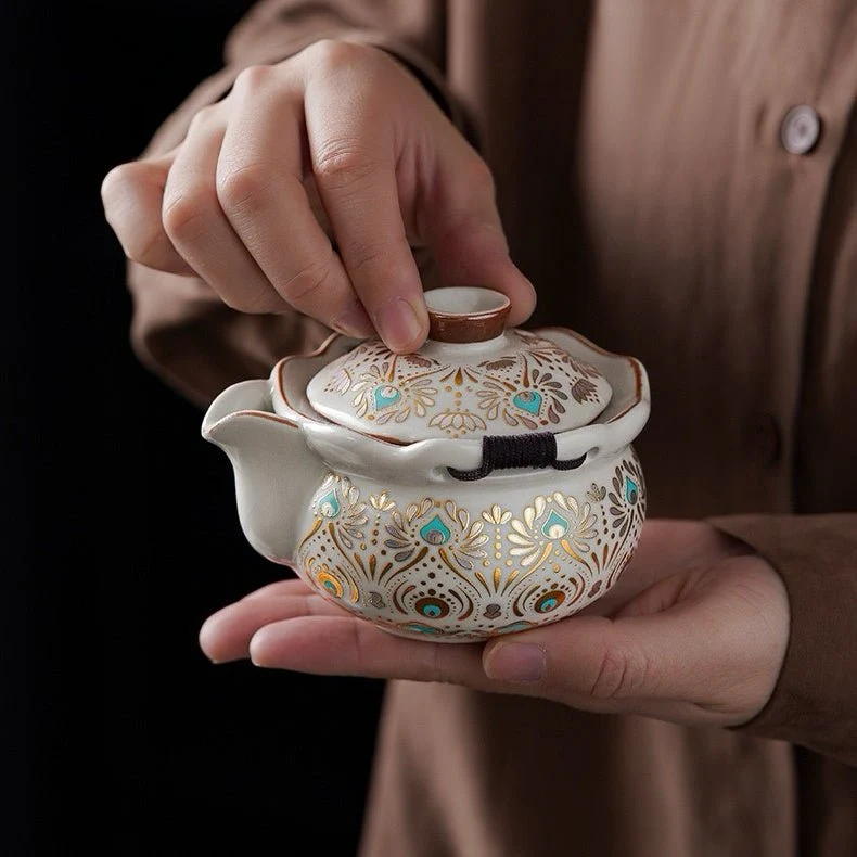 Golden Peacock – Ru Kiln Clay Teeservice mit bestickter Reisetasche