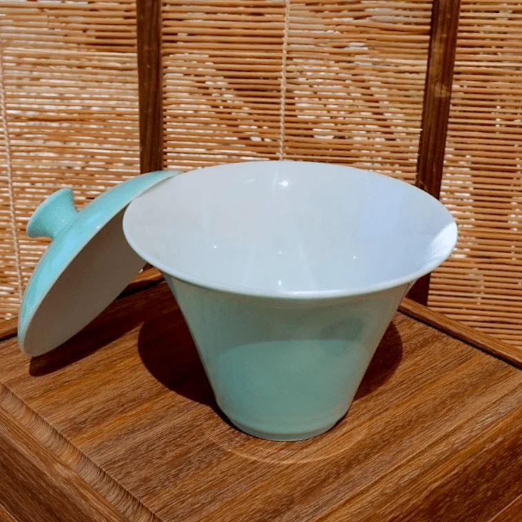 „Ausgestellte Lilie“ Jingdezhen Jade Porzellan Gaiwan