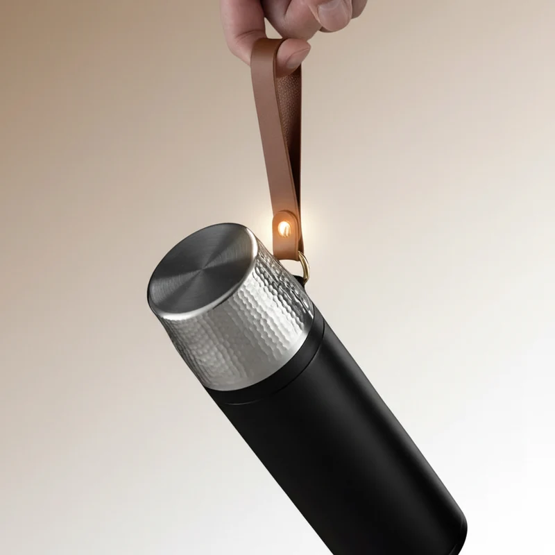 Doppelwandiger Keramik-Teebecher mit integriertem Titan-Sieb