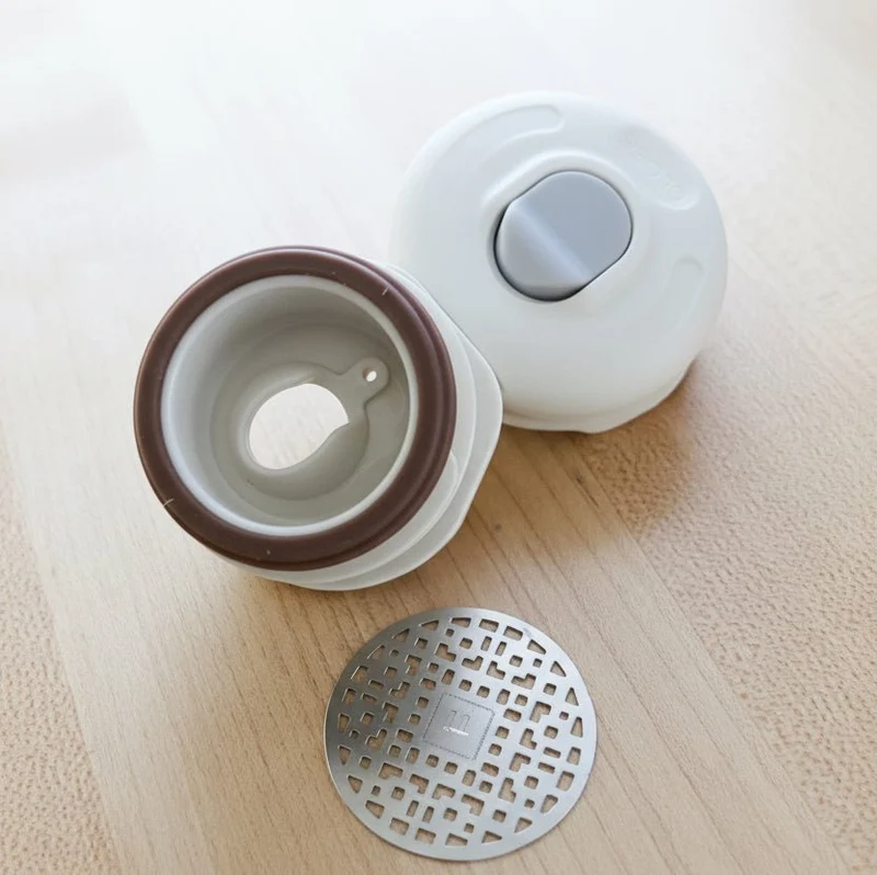 Doppelwandiger Keramik-Teebecher mit integriertem Titan-Sieb