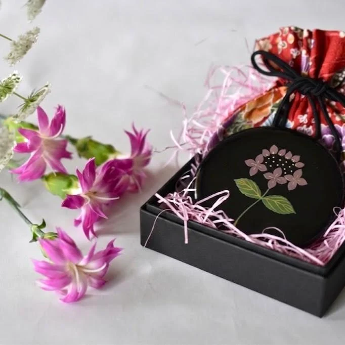Isuke Compact Hand Mirror Hydrangea Pattern Lacquer Mirror With Bag