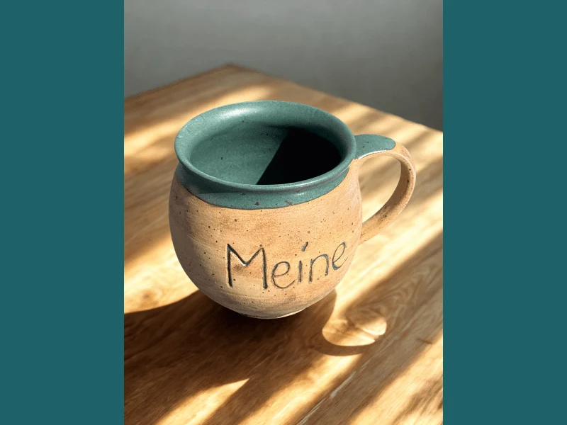 Handgedrehte Keramiktasse mit Aufschrift 350 ml