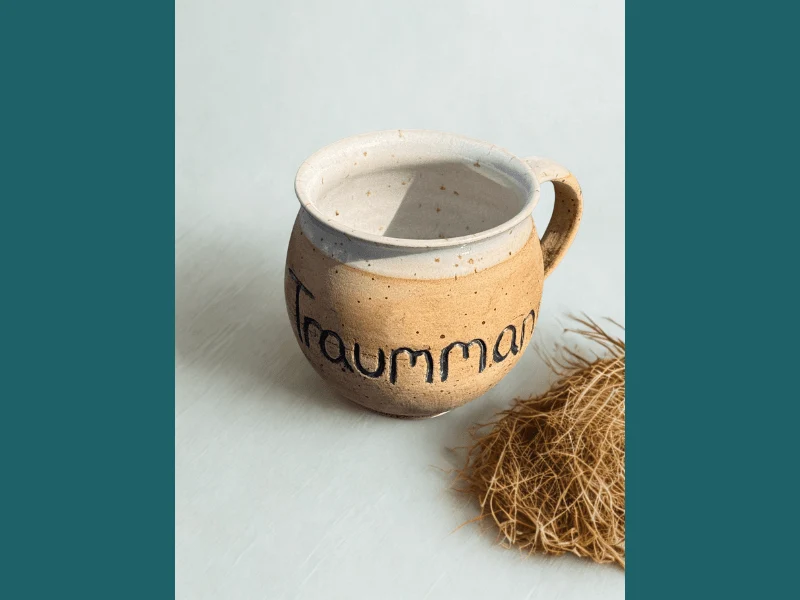Handgedrehte Keramiktasse mit Aufschrift 350 ml