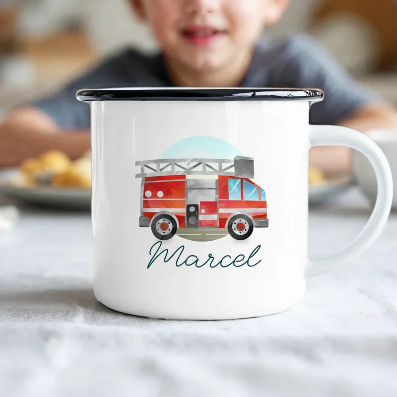 Personalisierte Kindertasse mit Feuerwehrauto und Namen