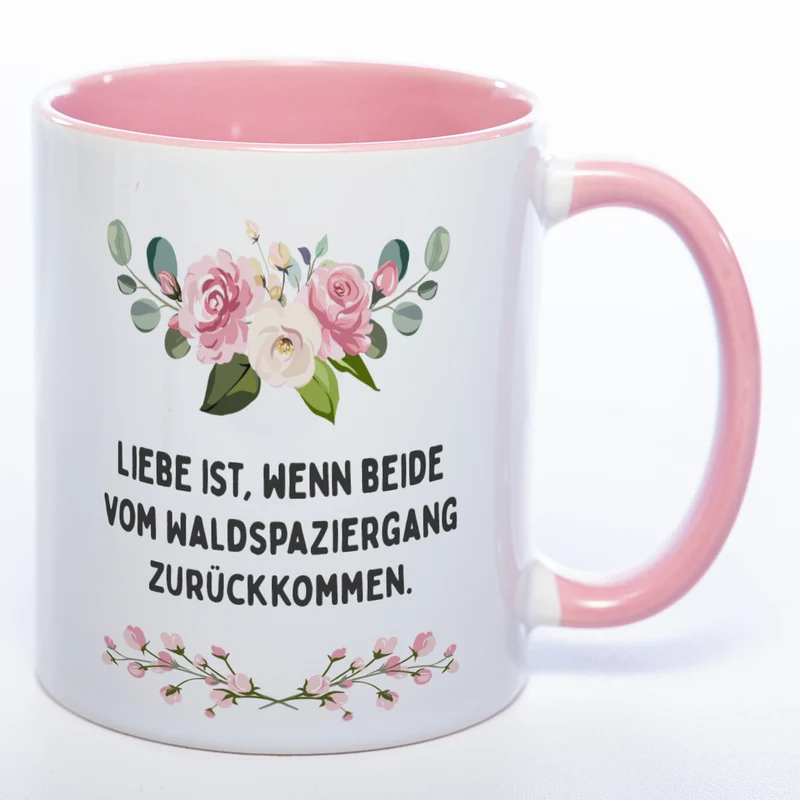 Blümchen-Tasse mit Spruch "Liebe ist, wenn beide vom Waldspaziergang zurückkommen." - Lustige Kaffeetasse spülmaschinenfest