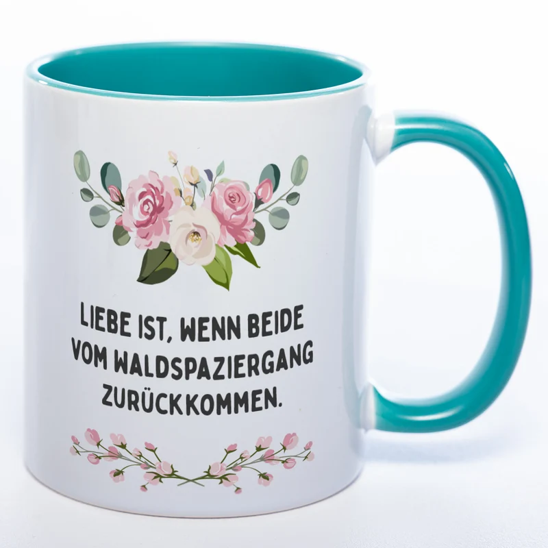 Blümchen-Tasse mit Spruch "Liebe ist, wenn beide vom Waldspaziergang zurückkommen." - Lustige Kaffeetasse spülmaschinenfest