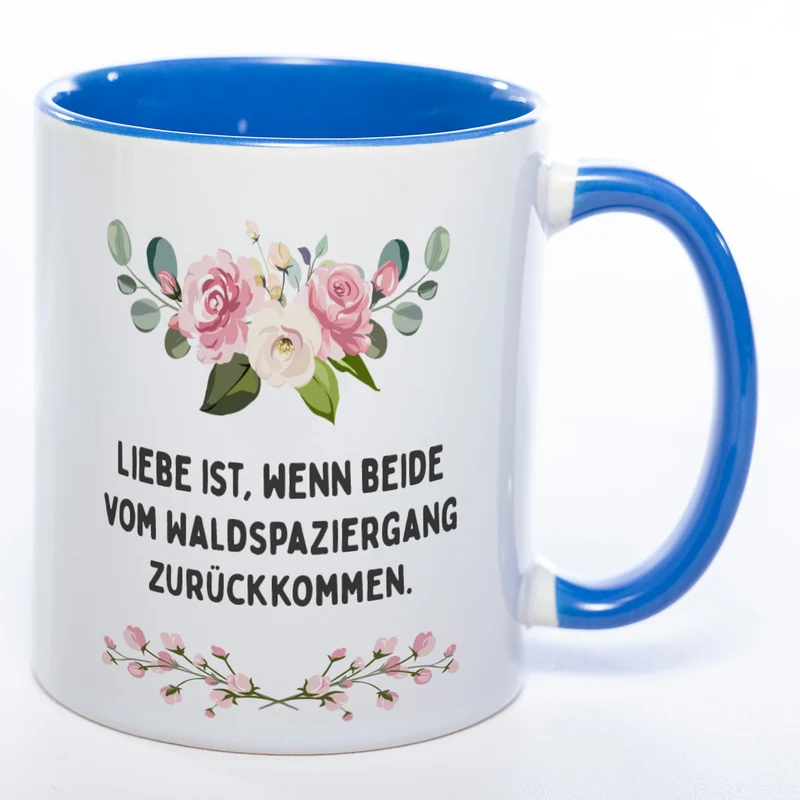 Blümchen-Tasse mit Spruch "Liebe ist, wenn beide vom Waldspaziergang zurückkommen." - Lustige Kaffeetasse spülmaschinenfest