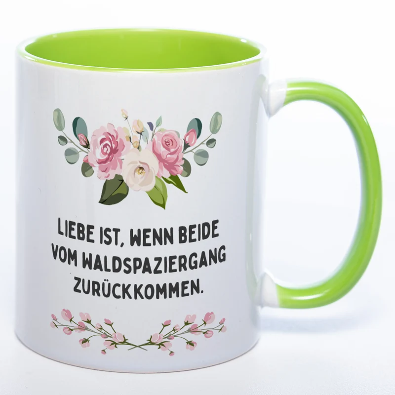 Blümchen-Tasse mit Spruch "Liebe ist, wenn beide vom Waldspaziergang zurückkommen." - Lustige Kaffeetasse spülmaschinenfest