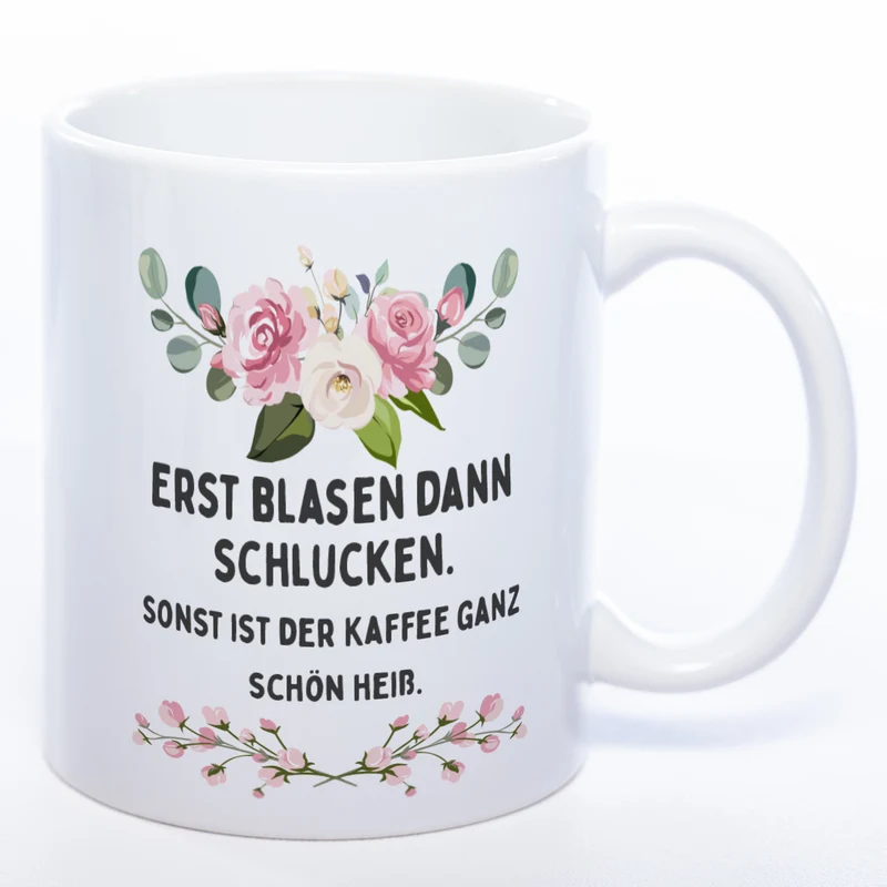Blümchen-Tasse mit Spruch "Erst blasen dann schlucken. Sonst ist der Kaffee ganz schön heiß." - Lustige Kaffeetasse spülmaschinenfest