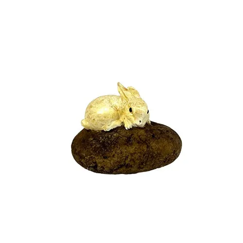 Hase auf Stein liegend 6x4,5cm Polyester