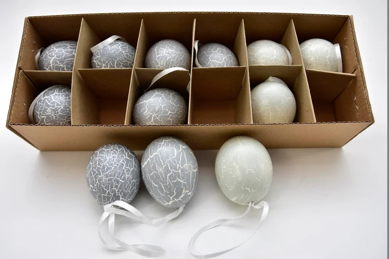 Schachtel mit 12 Hühnereiern auf Band verarbeitet Grey mix
