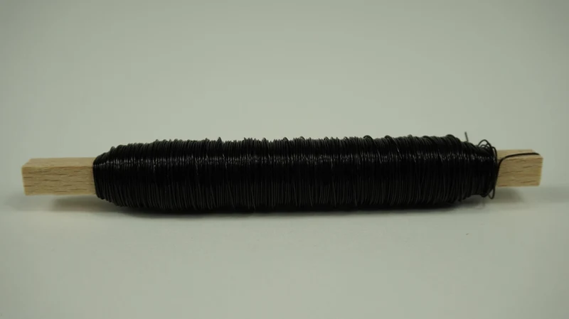 Drahtkäfig D und D in schwarzer Farbe.