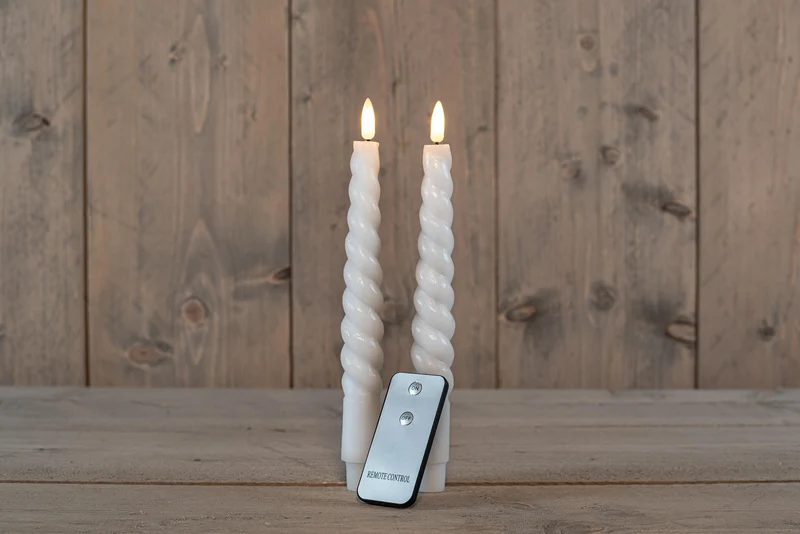 DINNER KERZE B.O. 2PCS WEISS SWIRL WACHS 23CM 3D DOCHT MIT FERNBEDIENUNG 2X2AAA