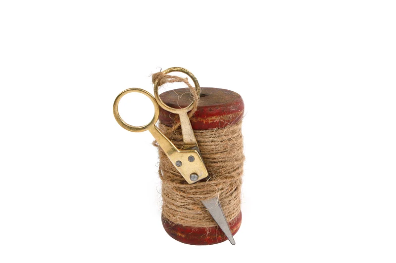 Garn mit Schere S farblich sortiert Holz/Stoff 5x5x9,5cm