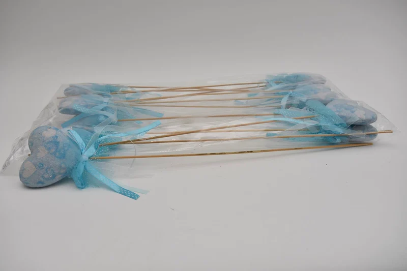 12 Herzen 9,5 cm blau auf 50 cm Stock mit Band.