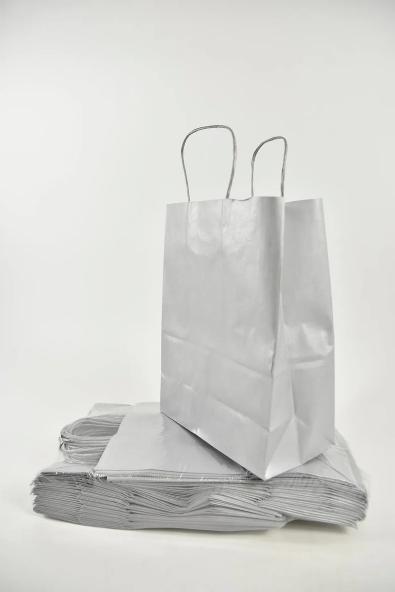 Silberne Tragetasche Kraft 23 + 12x30 cm zu 50 Stück gedreht Handv.