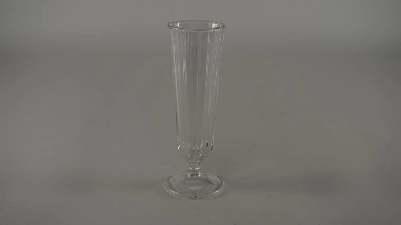 Ein Glas schmal hell 13cl 16,5x5,5cm