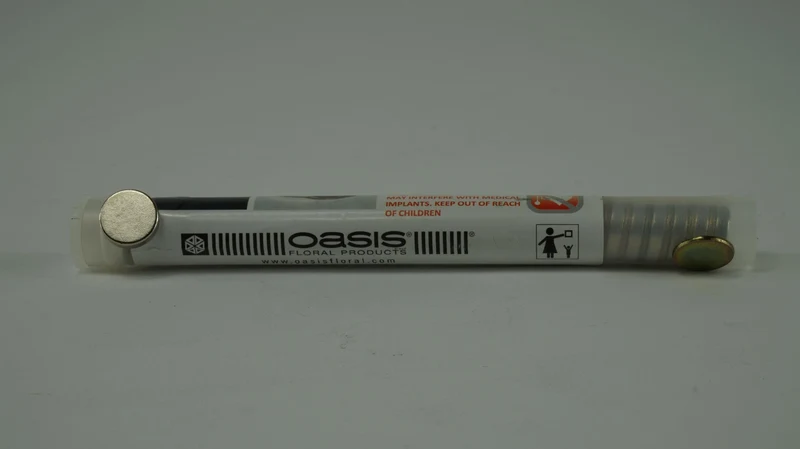 Ein Rohr mit 30 Stück Corsagenmagneten