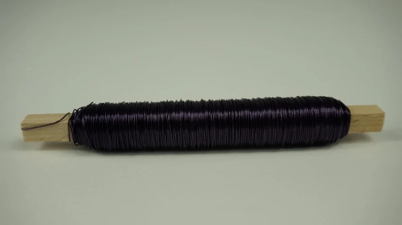 Drahtkäfig D und D in lila Farbe