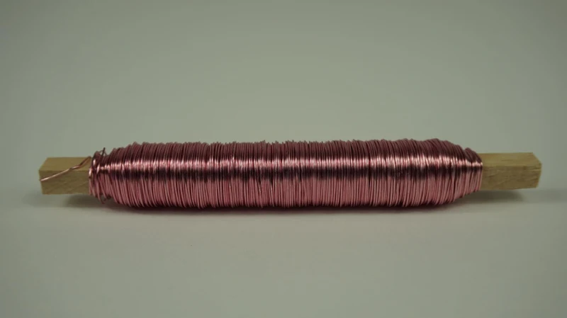 Drahtkäfig D und D in rosa gefärbt