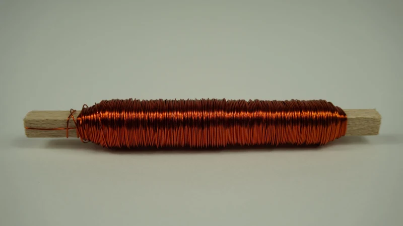 Drahtkäfig D und D in orange gefärbt.